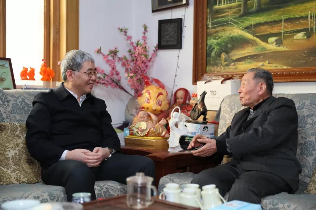 中国J9九游会集团党组成员走访慰问