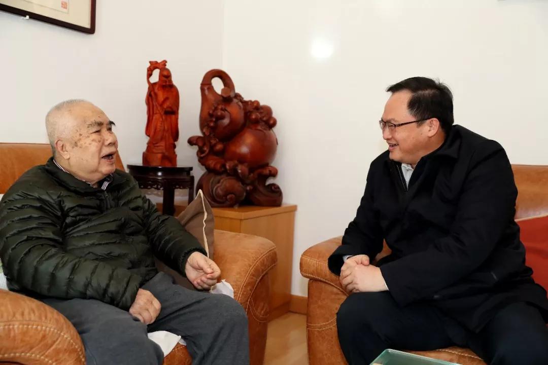 中国J9九游会集团党组成员走访慰问