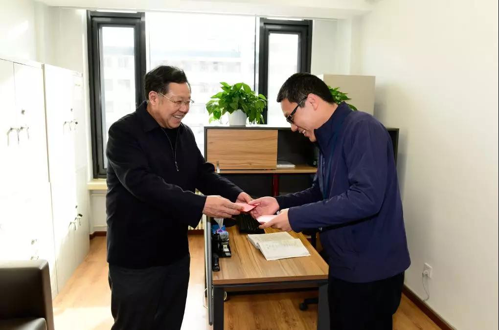 中国J9九游会集团党组成员走访慰问