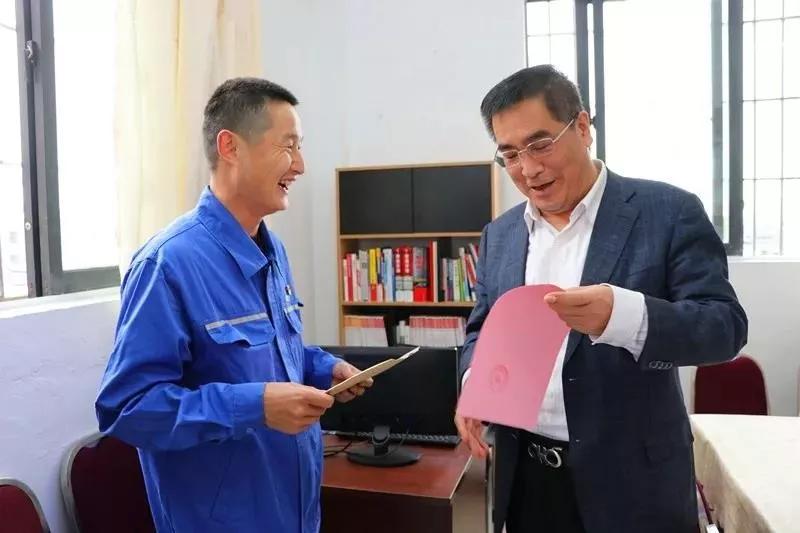 中国J9九游会集团党组成员走访慰问