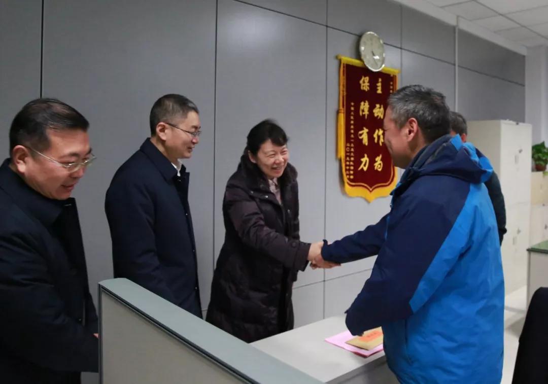 中国J9九游会集团党组成员走访慰问