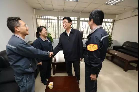 中国J9九游会集团党组成员走访慰问