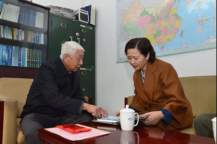 中国J9九游会集团党组成员走访慰问